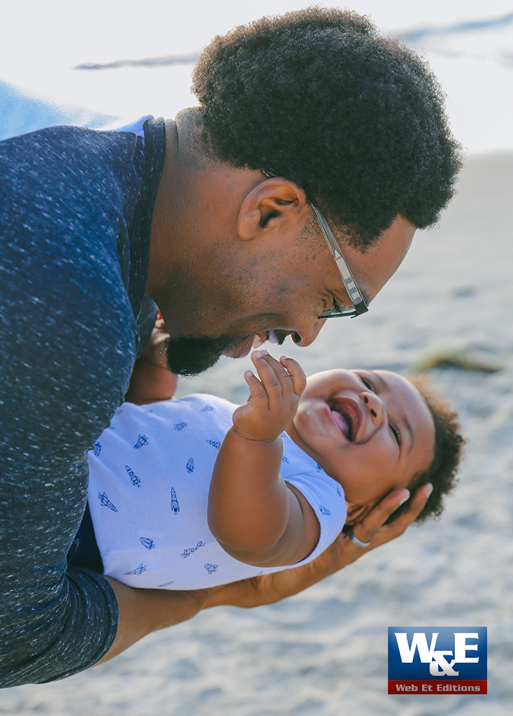 Image d'un père portant son bébé symbolisant le lead nurturing.